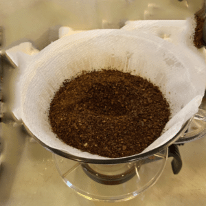 ドリッパー　コーヒーの粉の中央をへこます